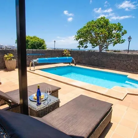 Вилла Solsidan Pool, Jacuzzi, A/c 15 Minutes Walking To Marina Rubicon Коста Бланка