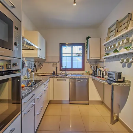 Solsidan Pool, Jacuzzi, A/c 15 Minutes Walking To Marina Rubicon Playa Blanca