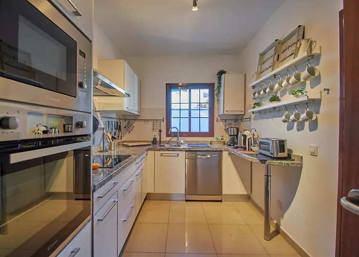 Solsidan Pool, Jacuzzi, A/c 15 Minutes Walking To Marina Rubicon Playa Blanca